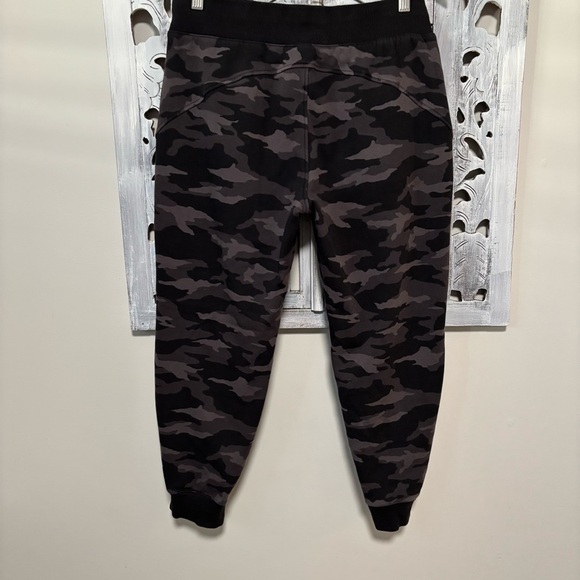 Athleta Triumph Black/Gray Camo Fleece Lined Sweatpants Jogger Petite Inseam - Picture 3 of 9